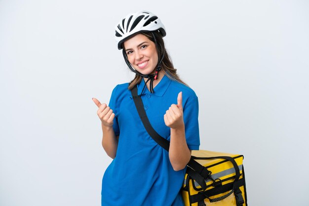 Entregadora jovem com mochila térmica isolada no fundo branco, fazendo gesto de dinheiro