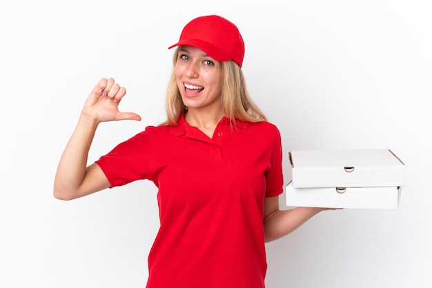 Entregadora segurando pizzas isoladas em fundo branco orgulhosa e satisfeita