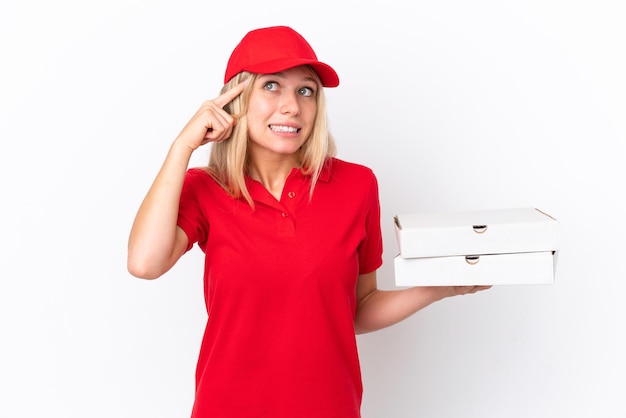 Entregadora segurando pizzas isoladas no fundo branco com dúvidas e pensando