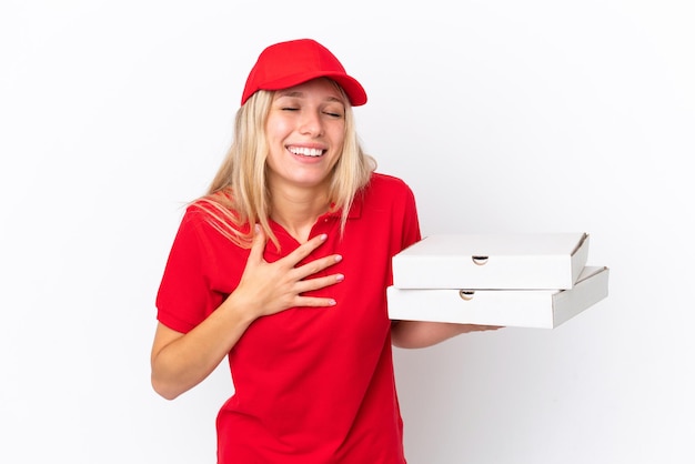 Entregadora segurando pizzas isoladas no fundo branco e sorrindo muito