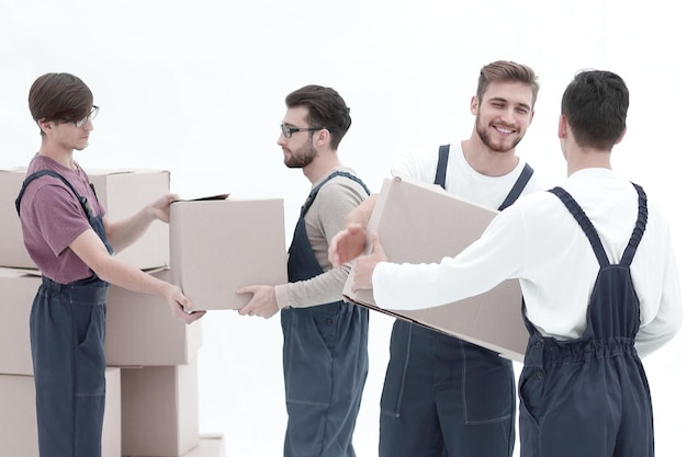 Entregadores com caixas de papelão no fundo branco