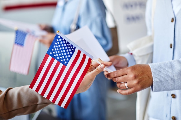 Entregando a bandeira americana na estação de votação