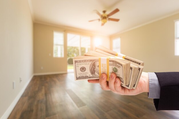 Foto entregando miles de dólares en una habitación vacía de la casa