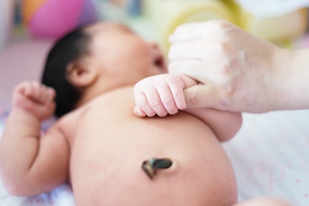 Foto entregar el bebé dormido en la mano de la madre