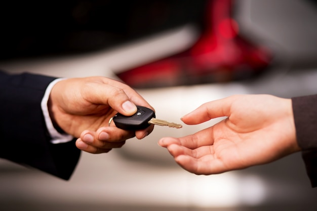 Foto entregar la llave del auto al comprador