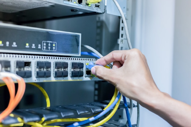 Entregue com cabos de rede conectados a servidores em um datacenter