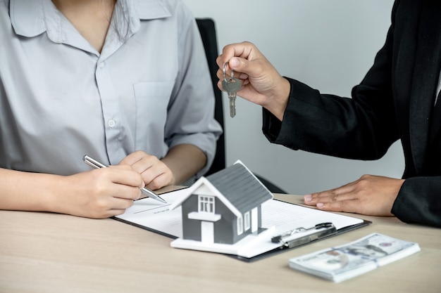 Entregue um corretor de imóveis, segure as chaves e explique o contrato comercial, aluguel, compra, hipoteca, empréstimo ou seguro residencial.