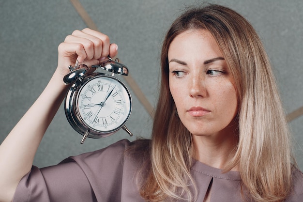 Entrenador de adultos jóvenes de mujer de negocios en la oficina