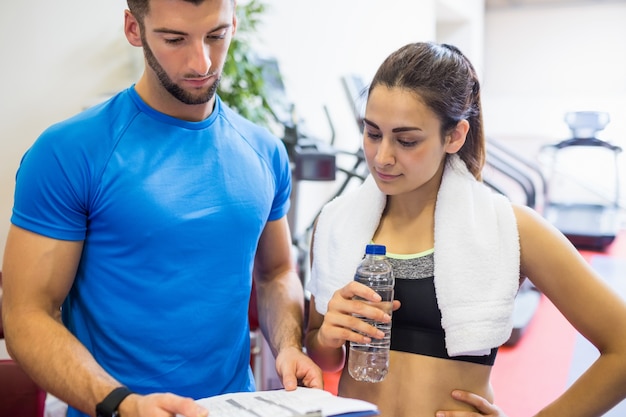 Entrenador y atleta discutiendo plan de entrenamiento