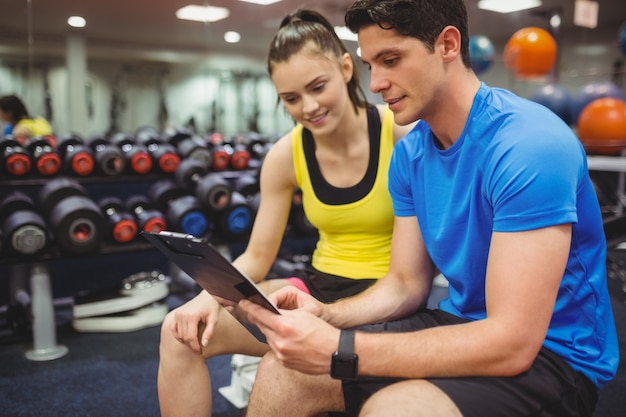 Entrenador y cliente discutiendo su progreso