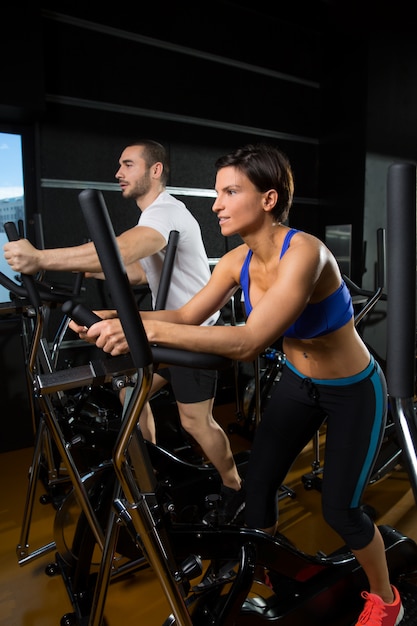 entrenador elíptico walker hombre y mujer en el gimnasio negro