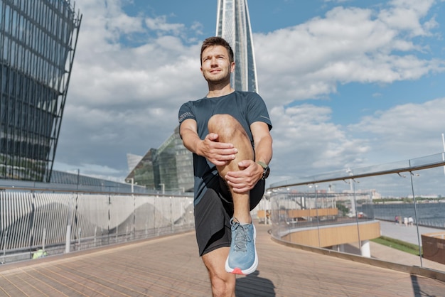 El entrenador es una persona segura de sí misma, un atleta que se calienta antes de un entrenamiento fuerte en deportes cómodos