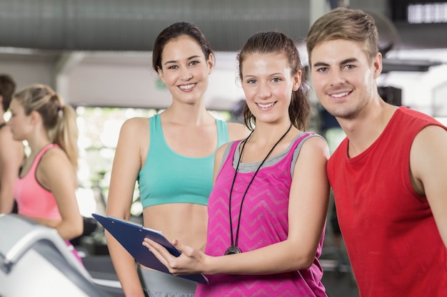 Entrenador femenino discutiendo sobre el rendimiento en el gimnasio