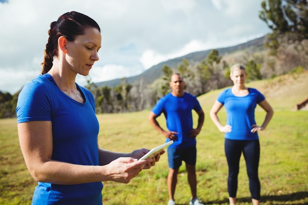 Entrenador femenino mediante tableta digital