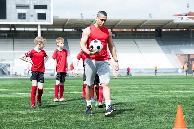 Foto entrenador de fútbol en campo