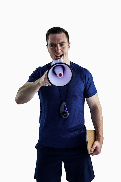 Foto entrenador masculino gritando a través del megáfono