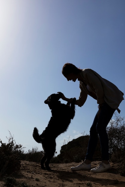 Foto entrenador de perros interactuando con su mascota