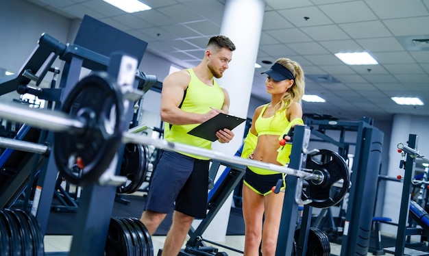 Entrenador personal y cliente en el gimnasio