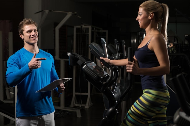 Entrenador personal y cliente en gimnasio