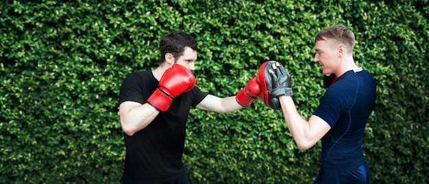 Entrenador personal de entrenamiento de boxeo en casa