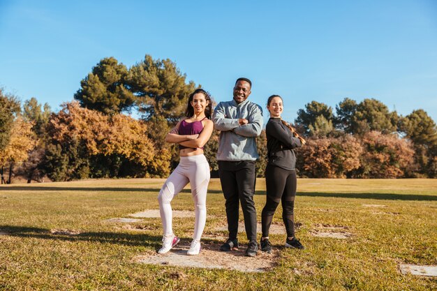 Entrenador personal y felicidad de chicas.