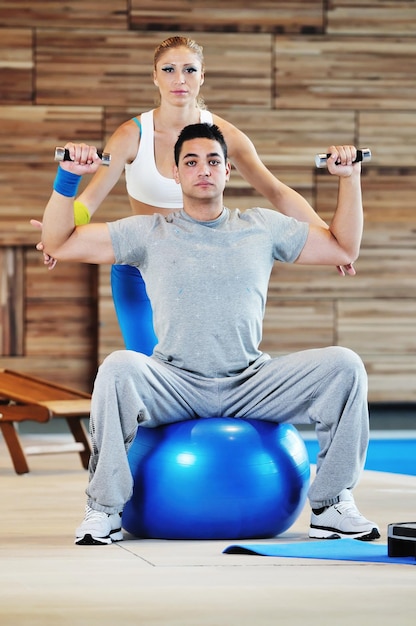 entrenador personal de fitness en clases de fitness apoyando a un grupo de personas y trabajando juntos en equipo