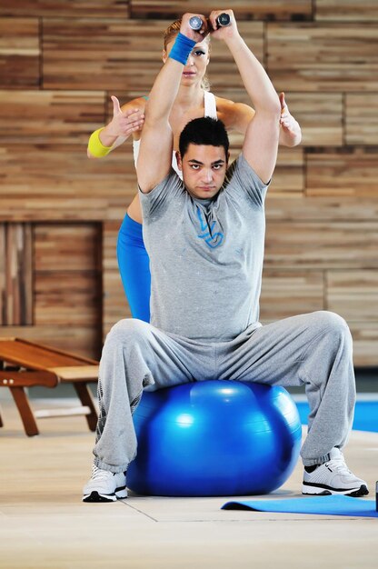 entrenador personal de fitness en clases de fitness apoyando a un grupo de personas y trabajando juntos en equipo