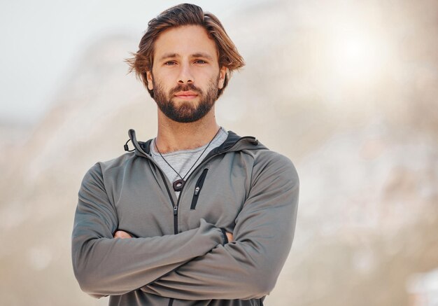 Entrenador personal de fitness y motivación para hombres con objetivo de bienestar para ejercicios de entrenamiento o entrenamiento al aire libre Corredor con visión de salud o innovación deportiva para una mentalidad ganadora en el parque de la ciudad