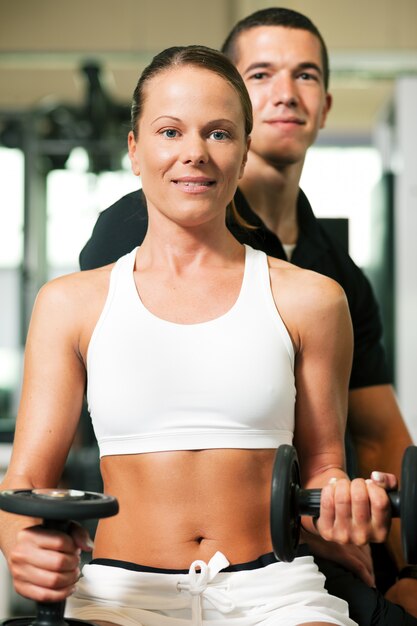 Entrenador personal en gimnasio