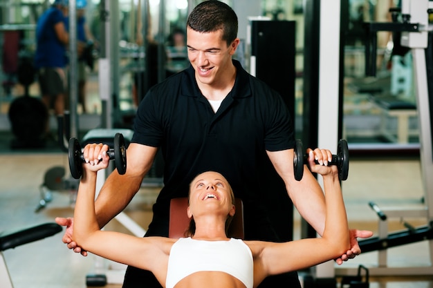 Entrenador personal en gimnasio