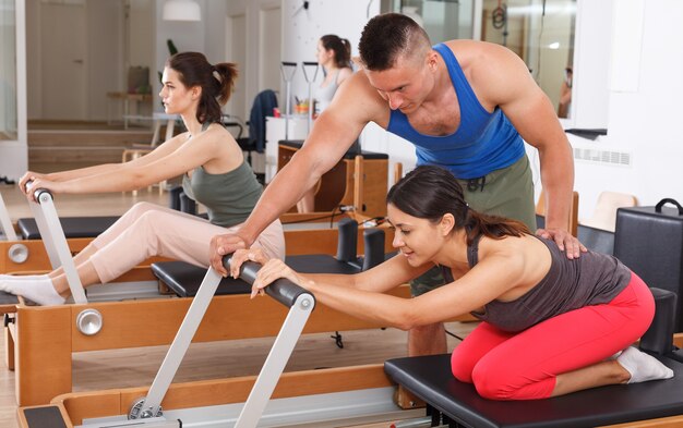 Entrenador personal. Instructor de fitness Ejercicios en el gimnasio.