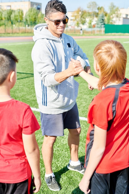 Foto entrenador saludo equipo junior