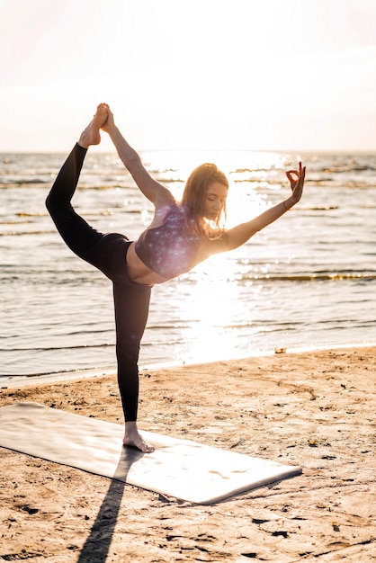 Entrenador seguro mujer cuerpo ejercicio asana mat Meditación Zen Concentración salud mental Yoga