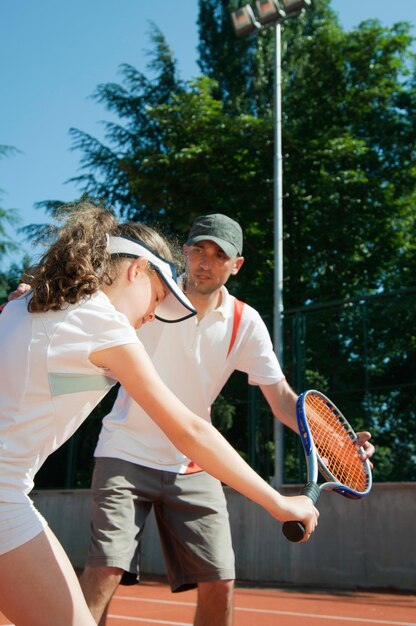 Foto entrenador de tenis con joven talento