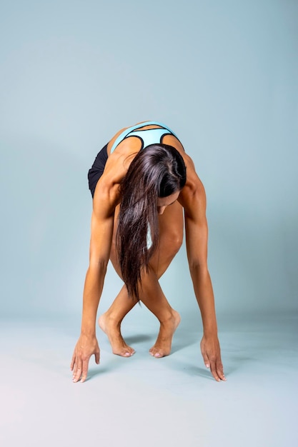 Entrenador de yoga femenino realizando sus ejercicios