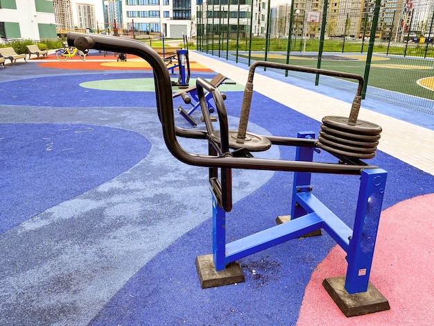 Entrenadores de metal en el área de entrenamiento de la calle para entretenimiento deportivo al aire libre para adultos y niños