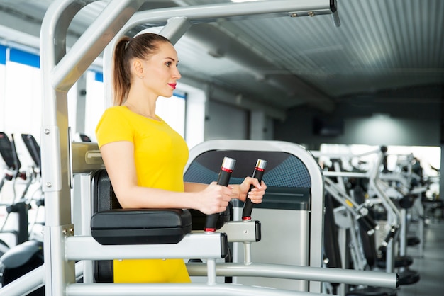 Entrenamiento de abdominales y levantamiento de piernas. Joven mujer bastante musculosa haciendo ejercicio físico. Concepto de estilo de vida deportivo y de salud. Cuerpo atlético.