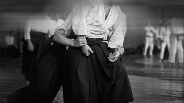 Entrenamiento de Aikido Imagen en blanco y negro Forma tradicional de vestir en Aikido Imagen de fondo Sin rostros y elementos reconocibles