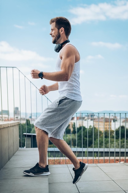 Entrenamiento al aire libre en una terraza en la azotea