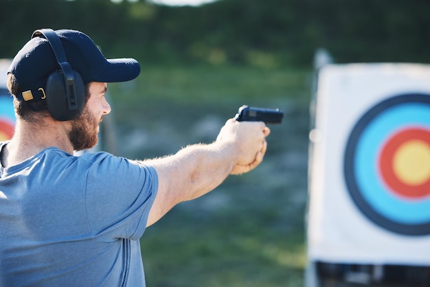 Foto entrenamiento de armas de fuego para hombres y objetivo para objetivos de desafío al aire libre y objetivo para el ejército de policía o la academia de seguridad pistola o pistola experta en tiro para seguridad deportiva y ejercicio de combate en la naturaleza con visión