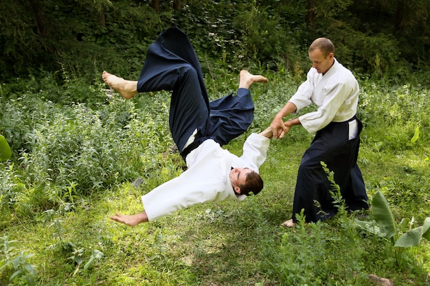 Foto entrenamiento de artes marciales aikido