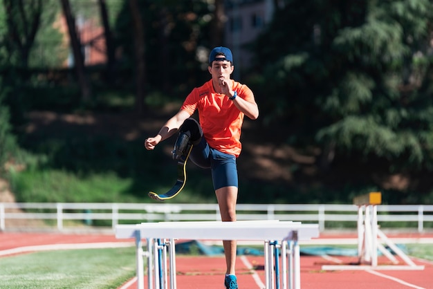 Entrenamiento de atleta hombre discapacitado con prótesis de pierna. Concepto de deporte para discapacitados