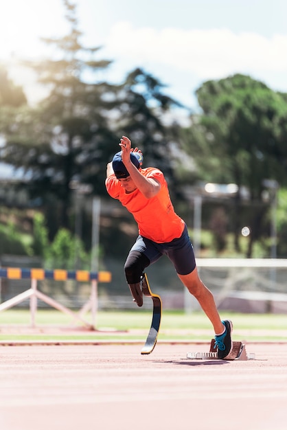 Entrenamiento de atleta hombre discapacitado con prótesis de pierna. Concepto de deporte paralímpico.