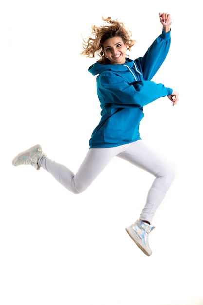 Foto entrenamiento de baile funk. retrato de joven deportiva en movimiento