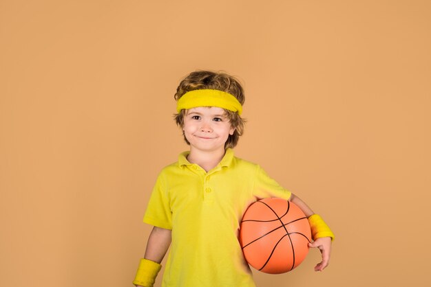 Entrenamiento de baloncesto deportes activos estilo de vida juego deportivo actividades para niños pequeños deportes de baloncesto