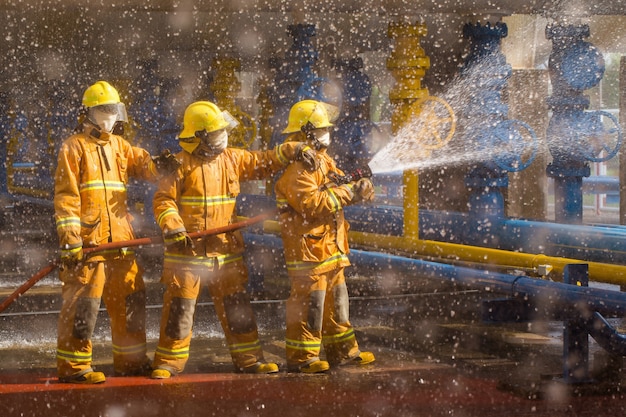 Entrenamiento de bomberos, desenfoque de primer plano es gota de gota de agua