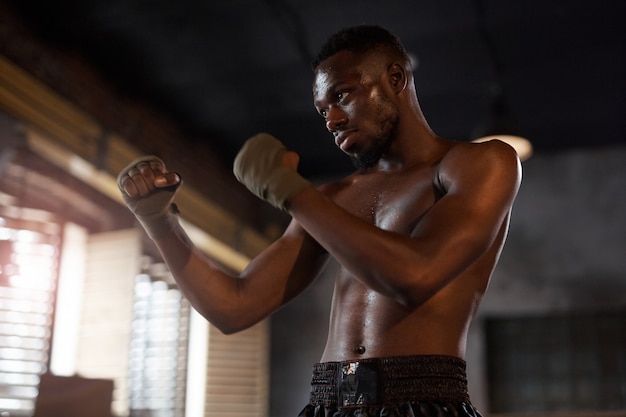 Entrenamiento de boxeador africano en el gimnasio