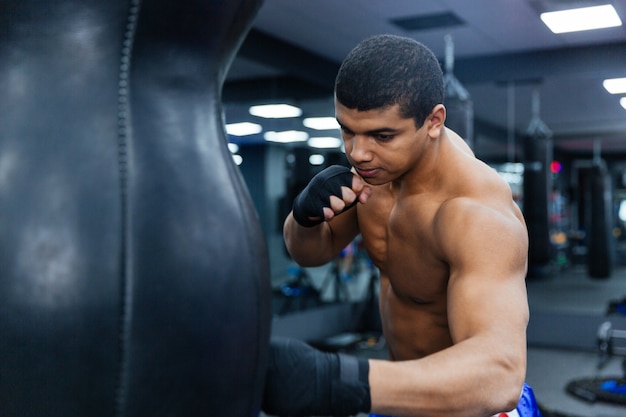 Entrenamiento de boxeador masculino en el gimnasio