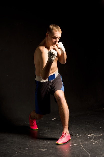 Foto entrenamiento de boxeador en el ring