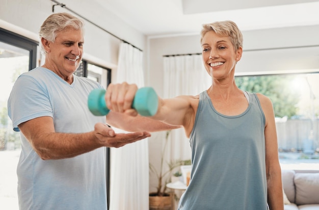 Entrenamiento en casa pareja senior y ejercicio de entrenamiento con mancuernas para el bienestar físico y un estilo de vida saludable en Australia Un anciano feliz ayuda a apoyar a una mujer fuerte con poder de desafío y músculo corporal